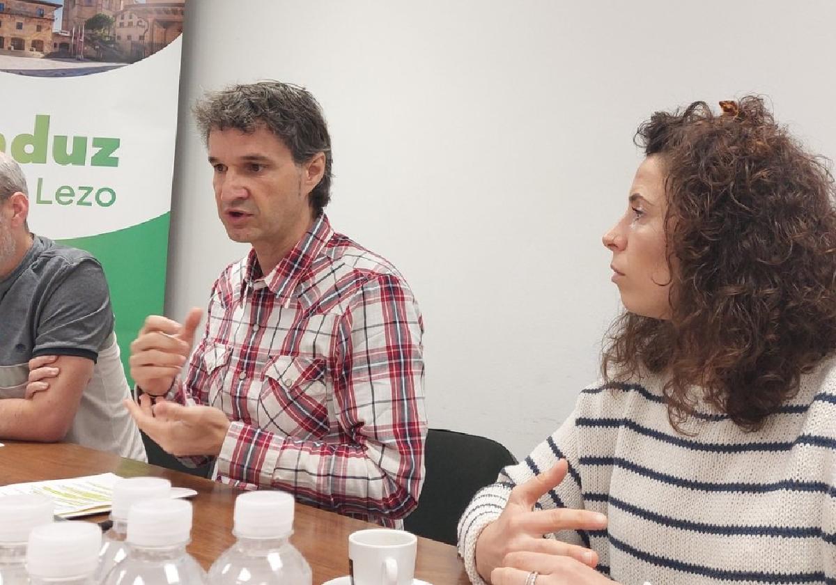 Iker Salaberria, Mikel Arruti y Eneritz Arruti, durante el desayuno informativo celebrado ayer en la Sala de Cultura.