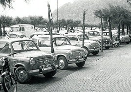 Calle Miramar. Aparcamiento de coches en batería.