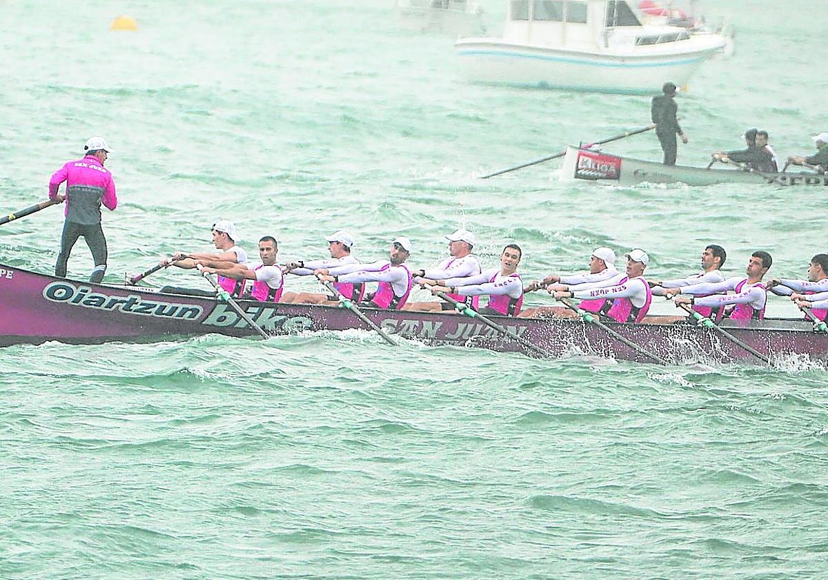La trainera de San Juan boga sobre un mar revuelto en la bahía donostiarra durante el Campeonato de Euskadi de la semana pasada.