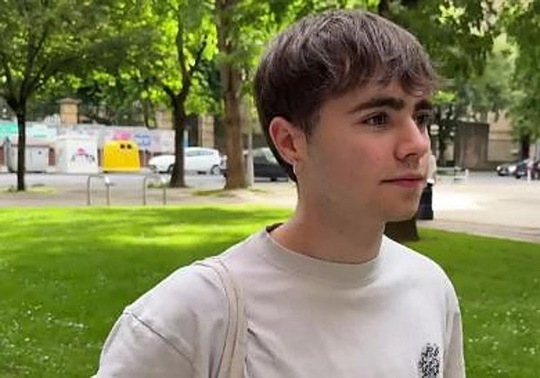 Además de estudiar, toca el violín, ejerce de 'profesor' particular y entrena a un equipo de baloncesto