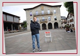 Jon Zapiain, frente al Ayuntamiento de Astigarraga.