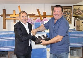 Luis Llopis recibe de manos del presidente de la sociedad Xalaparta, Aritz Etxeberria, el distintivo.