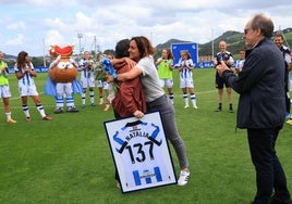 Homenaje y despedida a Natalia Arroyo sobre el césped de Zubieta.