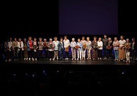 Las representantes de las asociaciones de los barrios junto a los representantes municipales.
