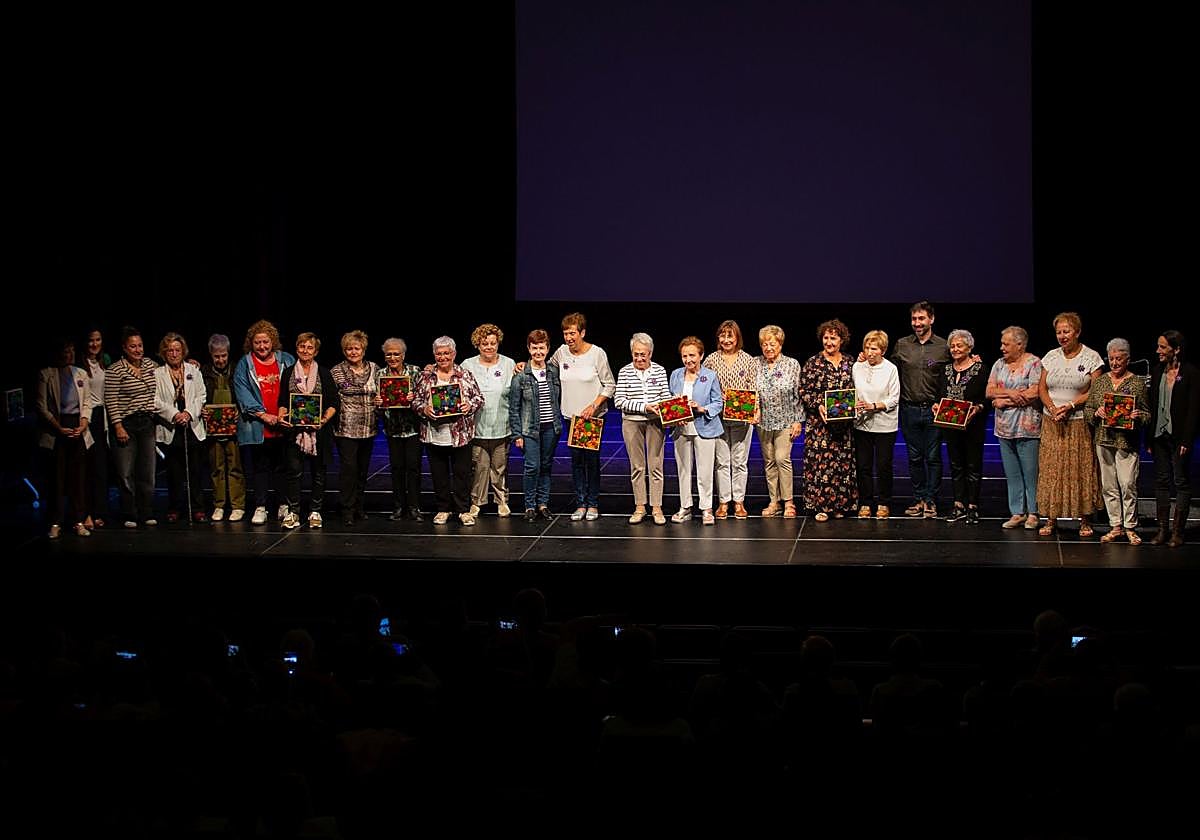 Las representantes de las asociaciones de los barrios junto a los representantes municipales.