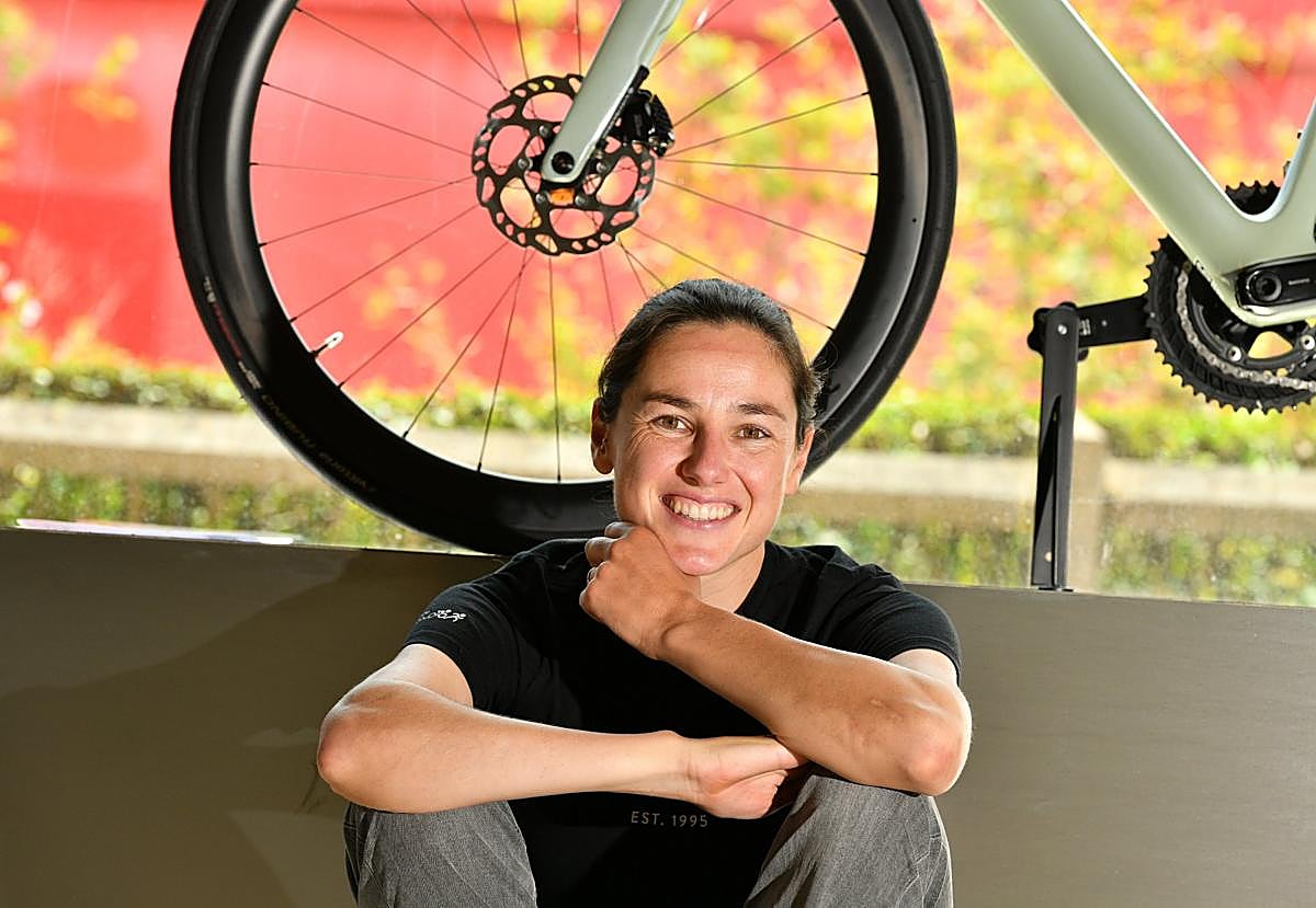 La triatleta Helene Alberdi posa en un nuevo comercio especializado en bicicletas de Zarautz.