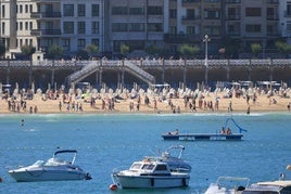 El sol fue protagonista al mediodía, lo que dio pie a mucha gente a acudir a playas como la de La Concha.