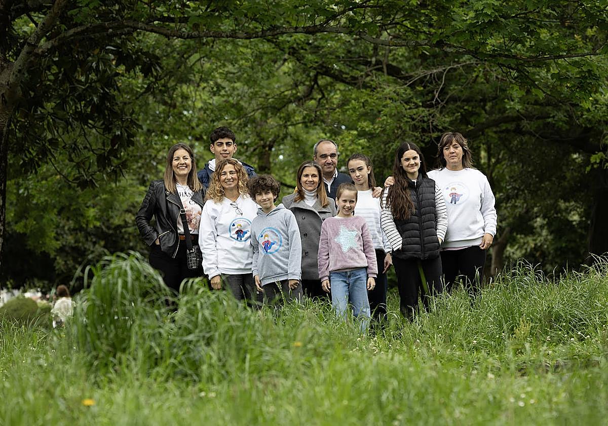 Cinco familias guipuzcoanas con hijos con diferentes patologías crónicas posan en el parque del conservatorio de Irun.