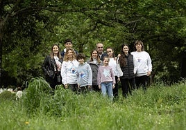 Cinco familias guipuzcoanas con hijos con diferentes patologías crónicas posan en el parque del conservatorio de Irun.
