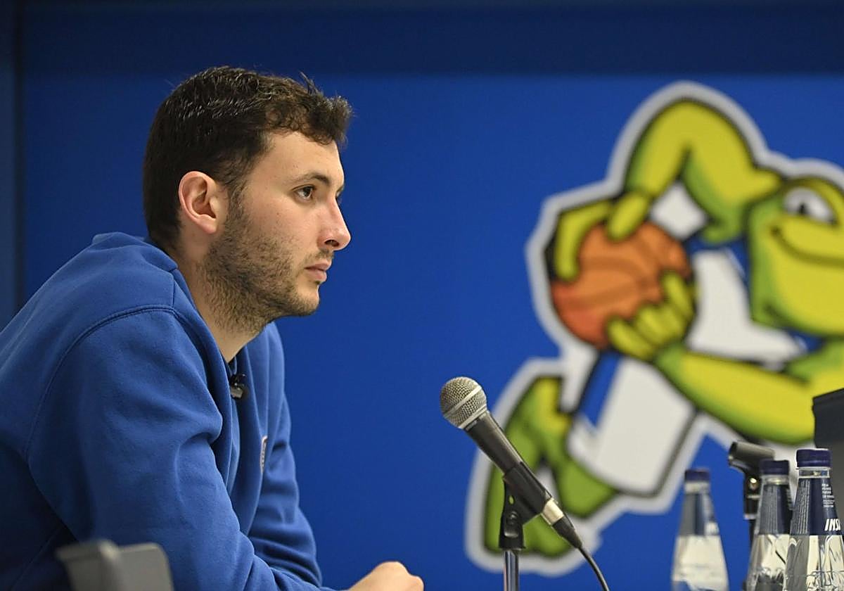 Xabier Oroz, en una comparecencia en el Angulas Aguinaga Arena.