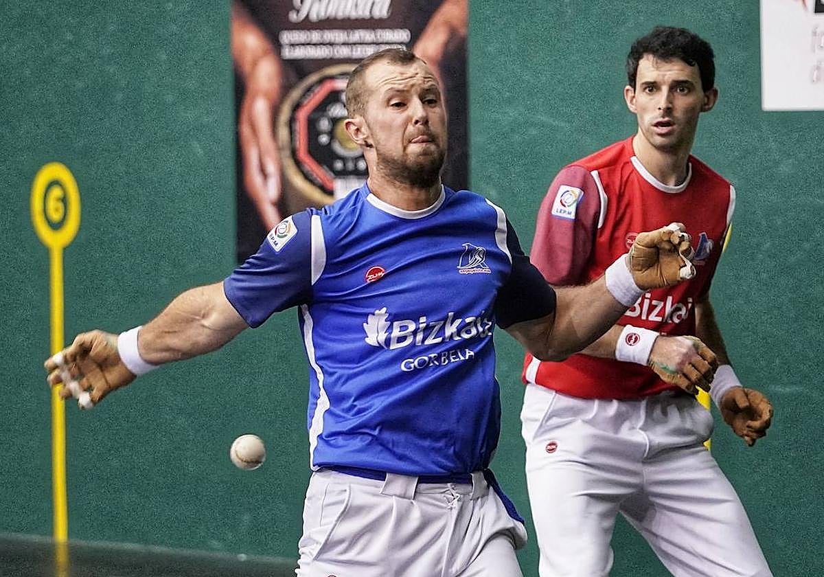 Elordi da un derechazo con Altuna III a su espalda el domingo en Mallabia