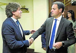 Eneko Andueza e Imanol Pradales se estrechan la mano en el Parlamento vasco.