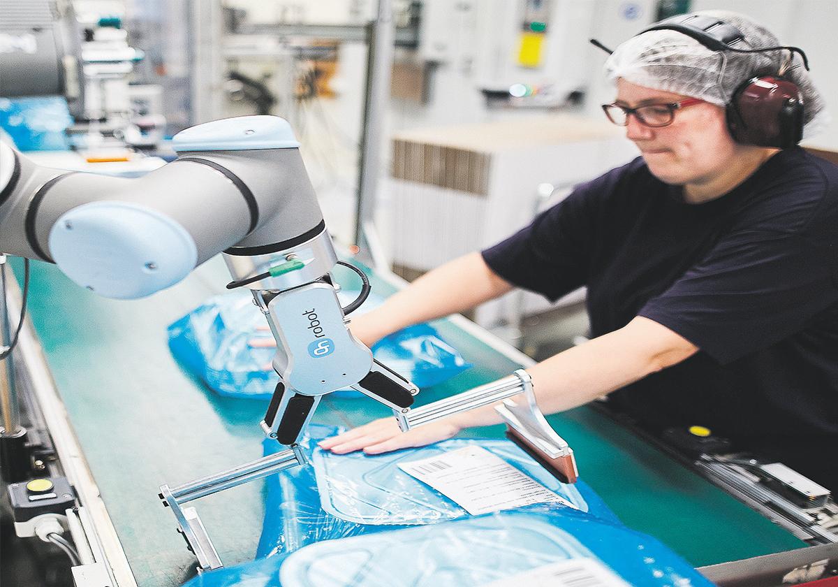 Los cobots tienen la particularidad de poder interactuar con la persona que está realizando su tarea de manera simultánea.