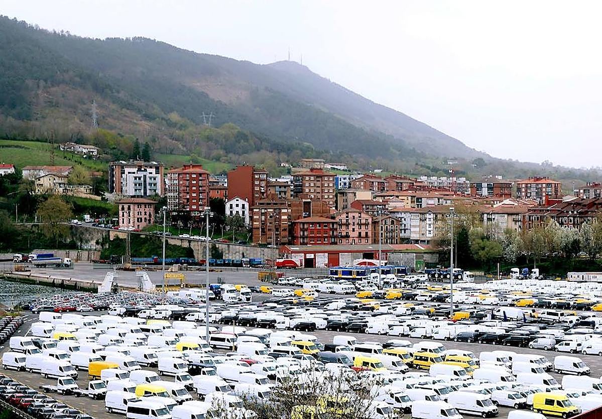 Coches en el muelle de carga del puerto de Pasaia.