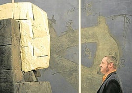 Koldobika Jauregi observa un tótem, una de las obras que expuso en el Guggenheim en 2007 dentro del programa del museo para analizar el trabajo de diferentes artistas vascos.