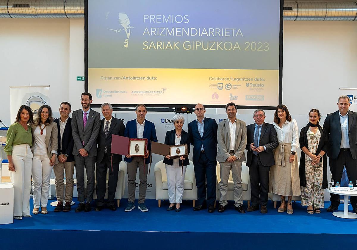 Los ganadores de los Premio Arizmendiarrieta Sariak Gipuzkoa 2023.