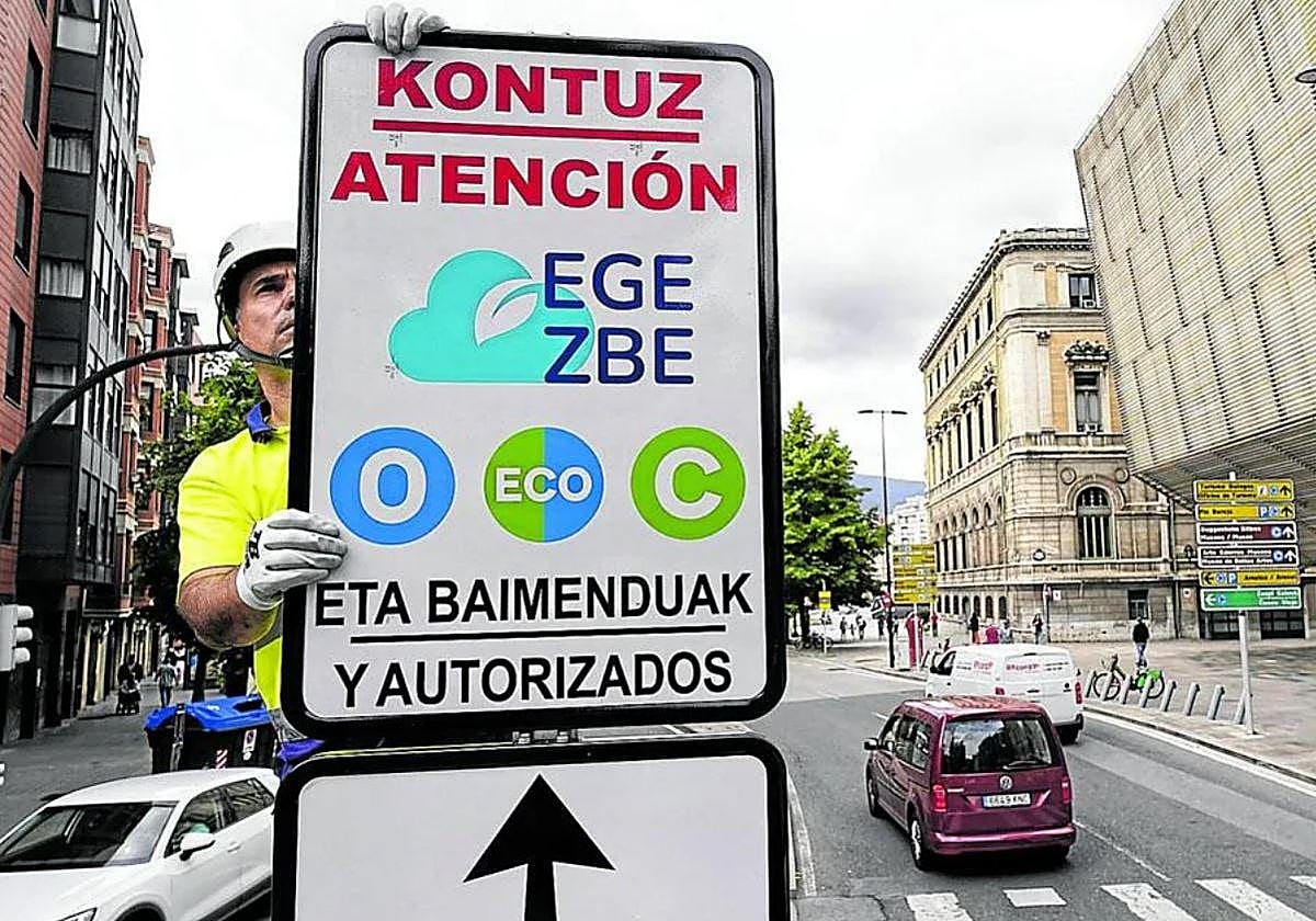 Un operario coloca la señal de la nueva ZBE de Bilbao