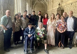 Ángel Etxeberria (91 años) y Milagros Agiriano (89) con una representación familiar tras recibir la txapela y la pañoleta de honor del homenaje a los mayores de manos de la alcaldesa Elortza y la edil Altube.