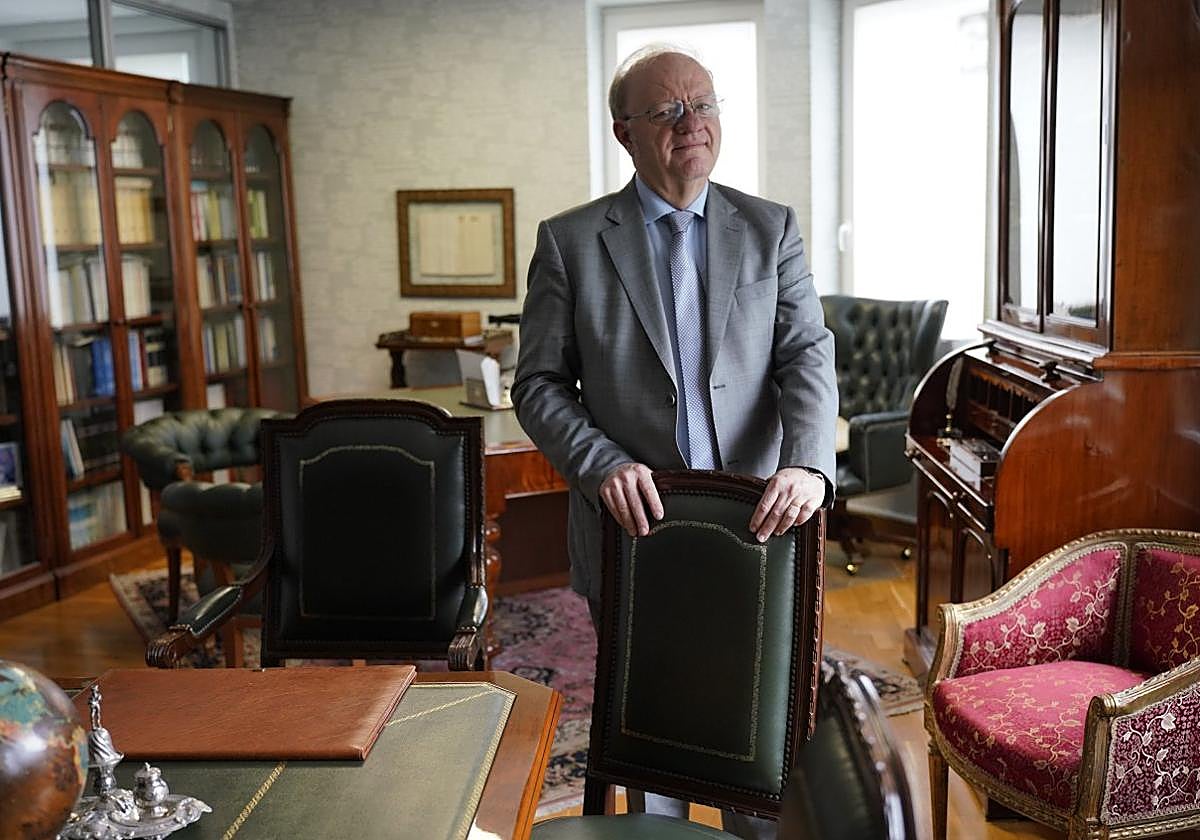 El notario Javier Oñate posa en su despacho tras desgranar para este periódico la sentencia del TSJPV que ha supuesto un vuelco al derecho sucesorio en Euskadi.