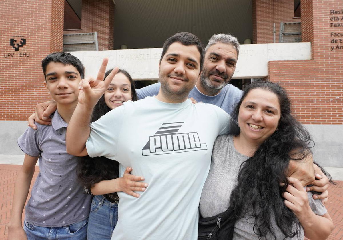 José Luis Hernández posa sonriente junto a sus padres y hermanos.