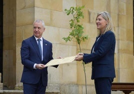 El lehendakari en funciones, Iñigo Urkullu, recibió ayer un homenaje de las Juntas Generales de Bizkaia y le obsequiaron con un retoño del Árbol de Gernika.