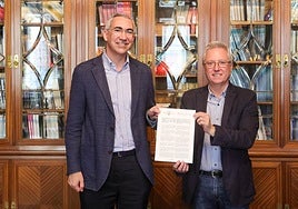 El diputado de Sostenibilidad, José Ignacio Asensio y el director de Tecnun, Raúl Antón tras la firma del acuerdo