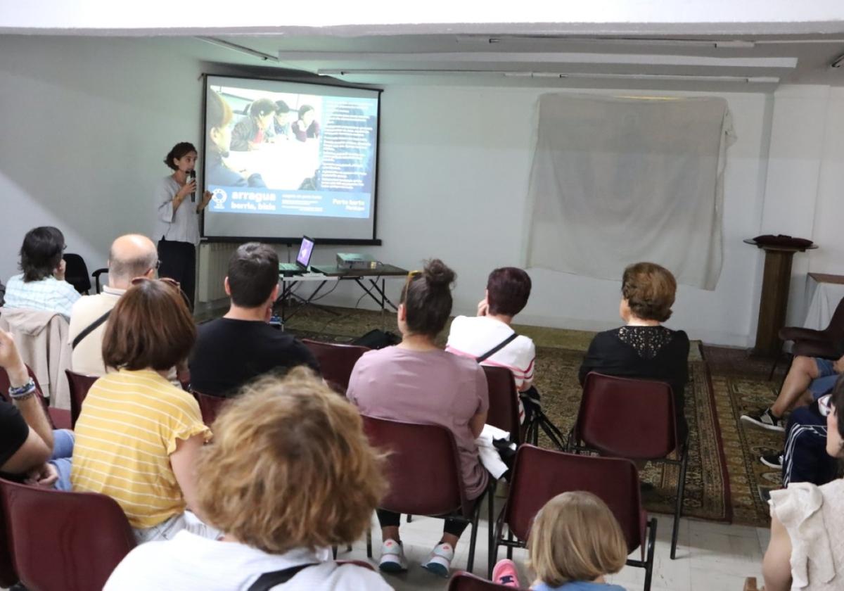 Una de las sesiones celebradas con la participación de la alcaldesa de Oiartzun, Joana Mendiburu Garayar.