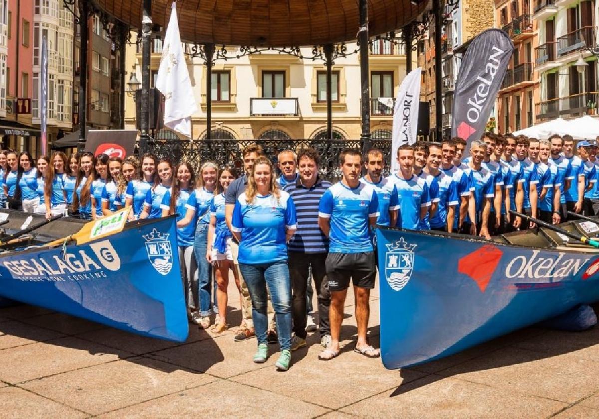 Zarauzko bi traineruen aurkezpena igande eguerdian egin zen Musika Plazan, argazkian ikusi dezakegun bezala. Denboraldia asteburuan hasiko dute.