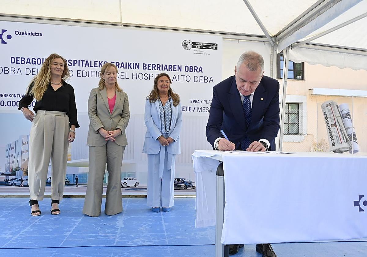 El último acto de Iñigo Urkullu, el primer cimiento del nuevo hospital de Alto Deba