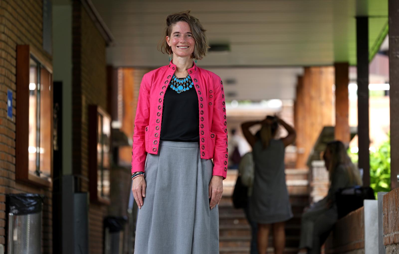 La profesora estadounidense Catherine D`Ignazio, en el campus de la Universidad de Deusto en SanSebastián