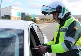 Un agente de la Guardia Civil de Zaragoza realiza un control de alcoholemia.