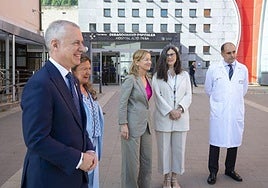 Iñigo Urkullu, este miércoles en Arrasate junto a Gotzone Sagardui, Eider Mendoza, Rosa Pérez y autoridades de la OSI Debagoiena.