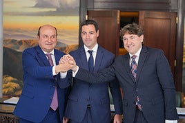 Ortuzar, Pradales y Andueza, los firmantes del pacto PNV-PSE este martes.