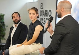 El concejal de Deportes, Iñaki Gabarain; la jugadora de la Real Sociedad Cecilia Marcos y Unai Montoya, de Rural Kutxa.