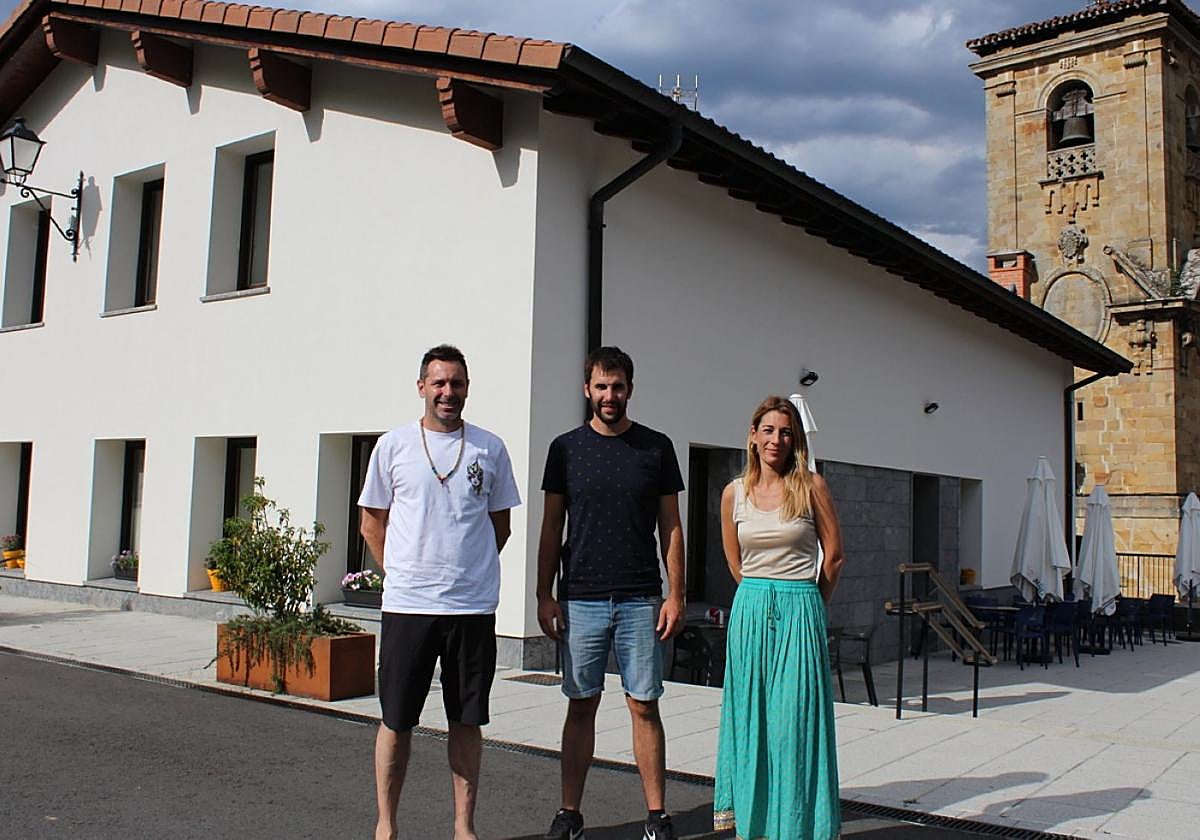 Germán Mirassou (adjudicatario), Aitor Guridi (auzoalkate de Araotz) y la alcaldesa Izaro Elorza, delante del hostal.
