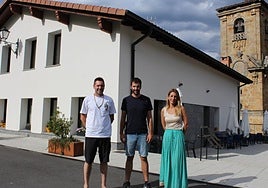 Germán Mirassou (adjudicatario), Aitor Guridi (auzoalkate de Araotz) y la alcaldesa Izaro Elorza, delante del hostal.