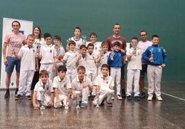 Los pelotaris posan con los trofeos tras el torneo en Igarondo.