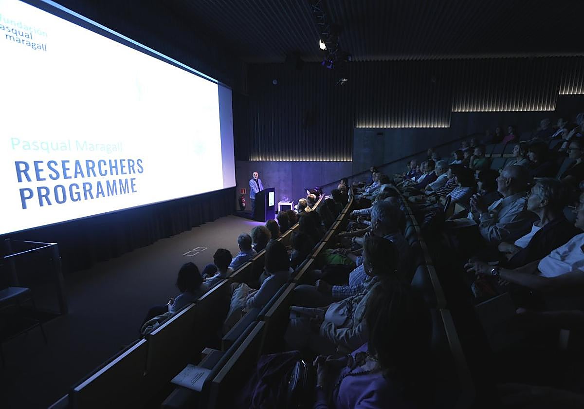 El director de la fundación Pasqual Maragall, Arcadi Navarro, se dirige a la audiencia en el acto de ayer en el Aquarium de Donostia.