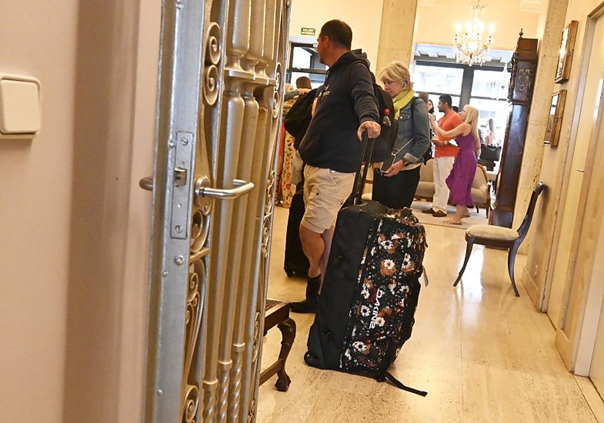 Turistas proceden a hacer el check-in en un hotel de Gipuzkoa.