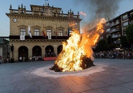 Hoguera de San Juan en la plaza del Ayuntamiento de Irun, 2023.