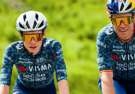 Jonas Vingegaard y Wout van Aert entrenando con el maillot que vestirá el Visma en el Tour de Francia.