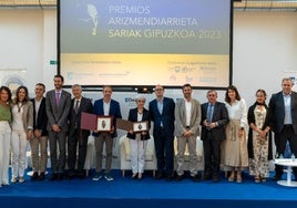 En el centro, Jon Isasti, gerente de la empresa Cadinox, y Mª Carmen Garmendia, presidenta de la Fundación Matia, con sus trofeos, junto a representantes de Arizmendarrieta Kristau Fundazioa y Deusto Bussines School.