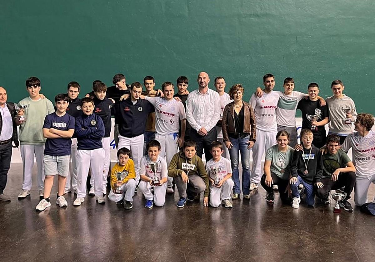 El alcalde Jon Iraola y la segunda teniente de alcalde, Ana Telleria, con los pelotaris premiados en este Torneo San Juan.