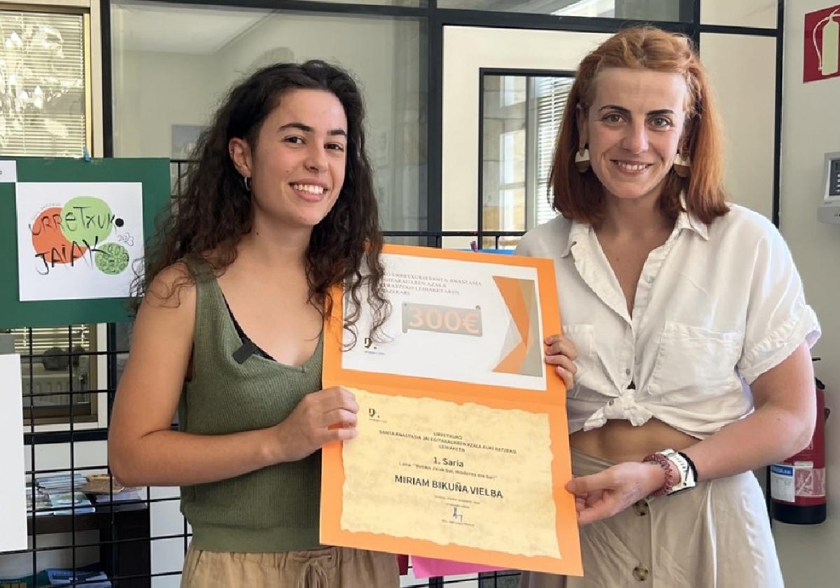 La última ganadora Mirian Bikuña, recibiendo el premio de 300 euros de manos de la concejal Maialen Fidalgo.