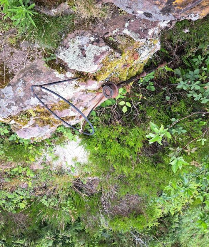 Imagen secundaria 2 - Charca en Lasain-Gogortegi de anfibios muy cerca de la cima de Arburu (1). Restos de lo que suponemos fue el buzón (2). Postes de cierre de ganado con una forma escultórica (3).