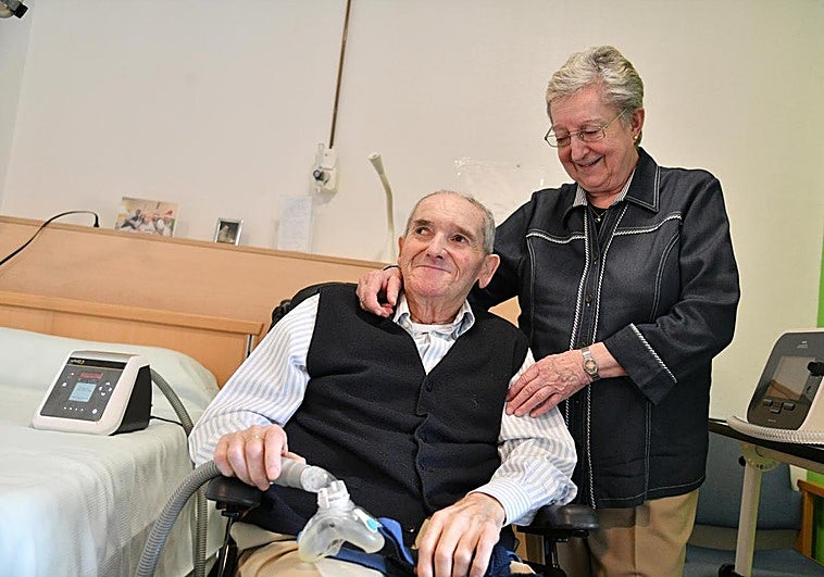 Ascensio Erauncetamurguil, junto a su esposa, Nieves Campos, en el centro sociosanitario de Cruz Roja en Donostia.
