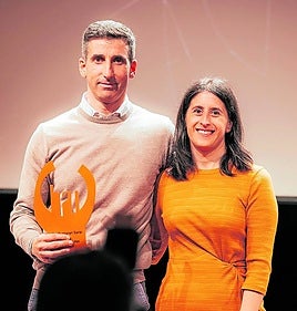El presidente del Grupo Ulma Ibon Calvo, con el premio 'Bai euskarari'.