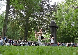 Danza en los jardines del museo.