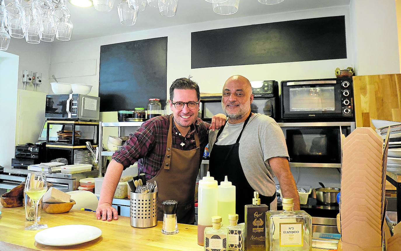 Alexandre y Arif, pareja entrañable que se lo curra 'tipi-tapa'.