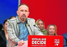 Itxaso interviene en un acto como candidato del PSE en la campaña de las autonómicas